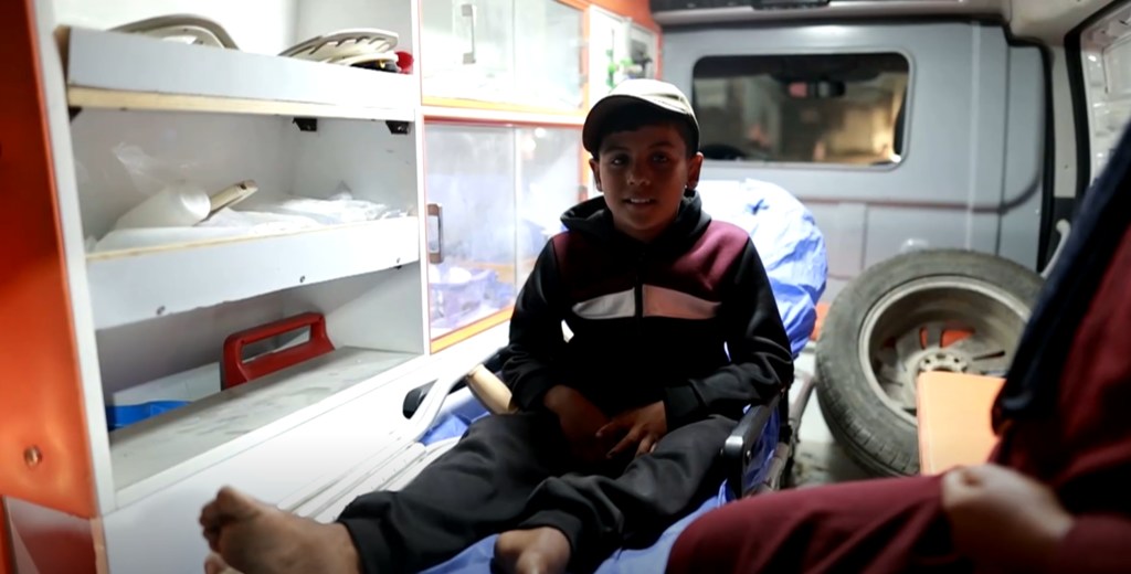 Los equipos de la OMS evacuan a un niño de Gaza